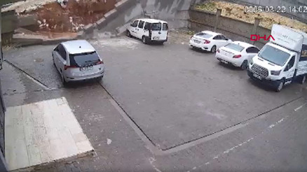 Şanlıurfa’da sağanak: cadde ve sokaklar göle döndü; duvarın yıkılma anı kamerada