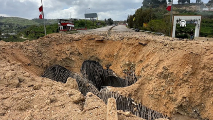 İsrail ordusunun bombaladığı Lübnanın güneyindeki Kasımiye Köprüsü görüntülendi