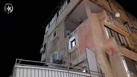 İran füzesinin parçalarının Tel Aviv çevresinde çok sayıda bölgeye isabeti sonucu 7 kişi yaralandı