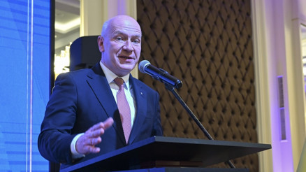 Kriz anında tenis oynayan Belediye başkanı özür diledi