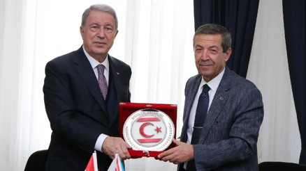KKTC Dışişleri Bakanı Ertuğruloğlu, TBMM Milli Savunma Komisyonu Başkanı Akar ile görüştü
