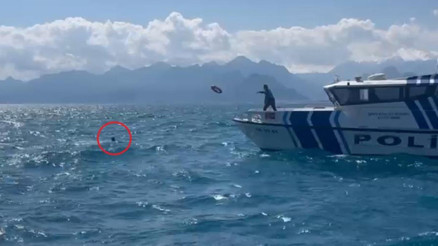 Devrilen sup boarda tutunarak 3 saat bekledi, yardımına deniz polisi yetişti