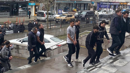 Banka hesabını kiraladığı kişilere ulaşamayınca arkadaşlarını kaçırıp darbettirdi