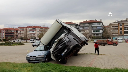 Denizlide kuvvetli rüzgar hayatı olumsuz etkiledi