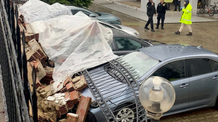 Aydında istinat duvarı çöktü; 4 otomobil hasar gördü