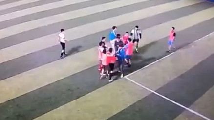 Stres atmak için gittikleri halı saha maçında yumruklar konuştu