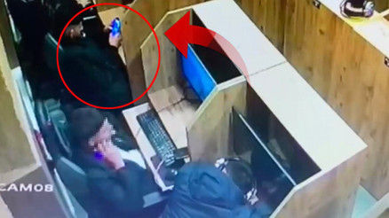 Beyoğlu’nda uyuyakalan kişinin cep telefonunu çalıp oyun oynamaya devam etti