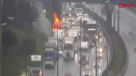 İstanbulda TEM Otoyolunda TIR yangını