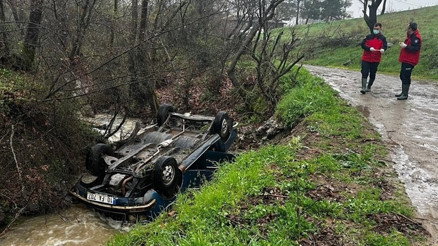 Balıkesirde dereye devrilen otomobilin yakınında ceset bulundu