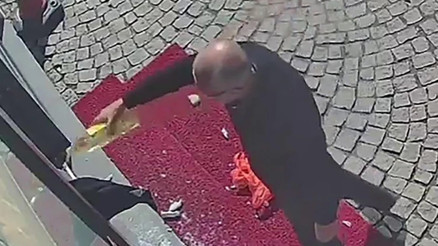 Camını kırdığı eczaneyi yakmaya çalışan eczacı gözaltına alındı Camını kırdığı eczaneyi yakmaya çalışan eczacı gözaltına alındı