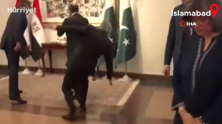 Kritik zirvede görünmez kaza... Pakistan Dışişleri Bakanı bir anda kendini yerde buldu