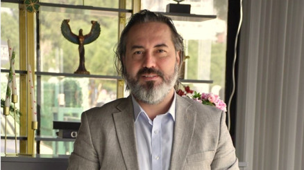 Aynadaki yorgun bakışın nedeni göz kapakları olabilir