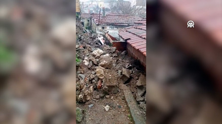 İstanbulda yağışın etkisiyle toprak kaymaları yaşandı İstanbulda yağışın etkisiyle toprak kaymaları yaşandı