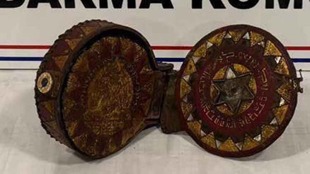 Erzurum’da ceylan derisine yazılmış altın işlemeli Tevrat ele geçirildi