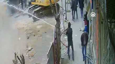 Zeytinburnunda bir binanın yıkımı sırasında kafasına beton parçası isabet eden çocuk öldü