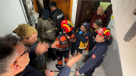 Avcılarda 13 köpeğiyle yaşadığı dairede uyuyakaldı; itfaiye kapıyı kırınca uyandı
