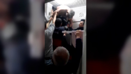 Uzaklaştırma kararına rağmen eşinin evine girmek isteyen koca havalandırma boşluğunda sıkıştı