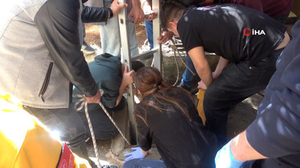 Foseptik çukuruna düşen 10 yaşındaki çocuk operasyonla kurtarıldı Foseptik çukuruna düşen 10 yaşındaki çocuk operasyonla kurtarıldı