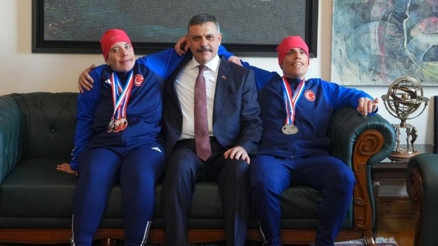 Bakan Çiftçi, madalya kazanan otizmli ikiz kayakçıları kabul etti