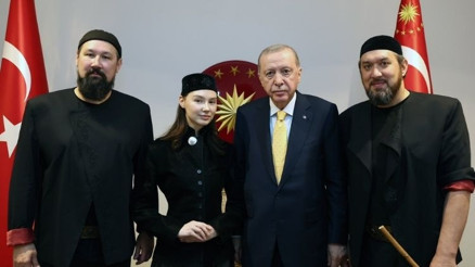 Cumhurbaşkanı Erdoğan, Ay Yola müzik grubu ile bir araya geldi