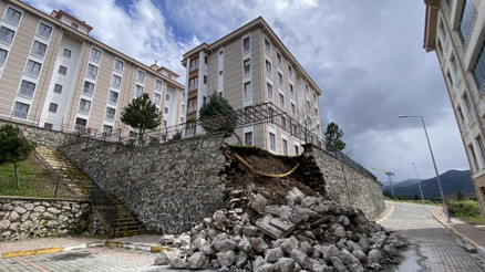 Sağanak yüzünden istinat duvarı çöktü