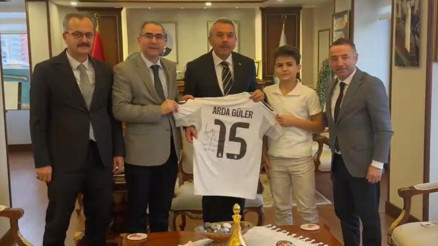 Rizeli Safa, Cumhurbaşkanı Erdoğandan istediği imzalı Arda Güler formasına kavuştu