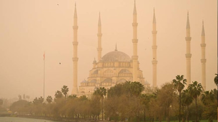 Akdeniz’i çöl tozu kapladı