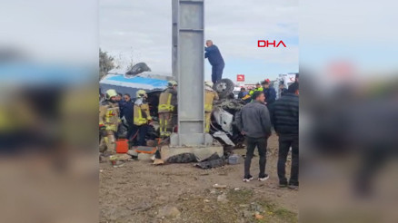 Ankaranın Kahramankazan ilçesinde özel halk otobüsü üst geçide çarptı