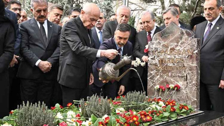 MHP Lideri Bahçeli’den Türkeş’in kabrine ziyaret