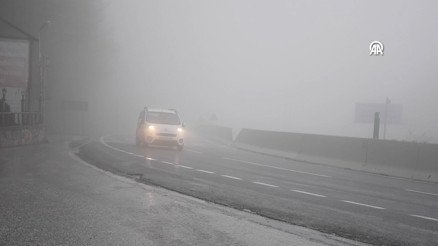 D-100 kara yolunun Bolu Dağı geçişinde sis etkili oldu
