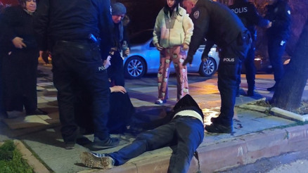 Yan bakma tartışması kavgaya döndü, saldırgan anne ve oğlunu yaraladı