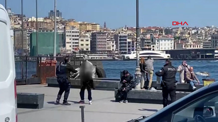 Fatih’te büfeden aldığı döner bıçağıyla kendisini yaraladı
