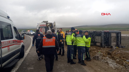 Aksarayda yolcu otobüsü devrildi; çok sayıda yaralı var