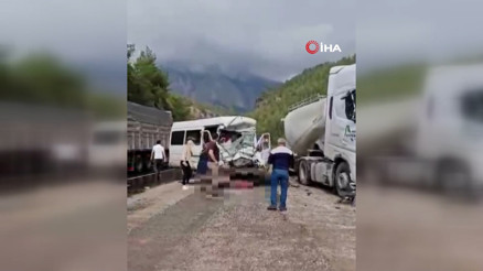 Burdurda feci kaza… Minibüsle beton mikseri çarpıştı Ölü ve yaralılar var
