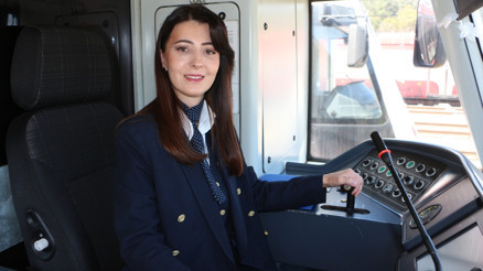 Diş teknisyenliğinden vazgeçip hayallerinin peşinden koştu... Vatman Sevgi Aşık: Yaptığım işle gurur duyuyorum