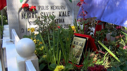 Şehidin mezarındaki plaket görenleri duygulandırdı