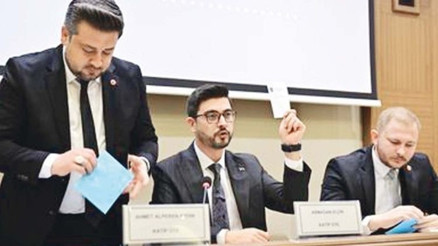 Şahin Biba 61 oyla başkanvekili seçildi… Bursa Belediyesi AK Parti’ye geçti