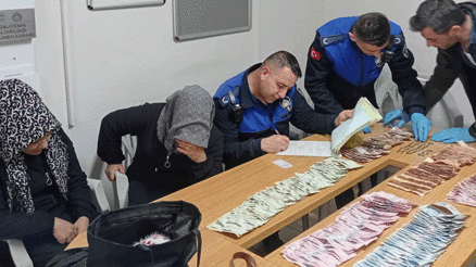 Dilenciler suçüstü yakalandı Üzerlerinden 19 bin 600 lira çıktı