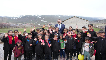 Bakan Tekin, Vanda ilkokul öğrencileriyle buluştu