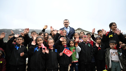 Milli Eğitim Bakanı Yusuf Tekin, Vanda ilkokul öğrencileriyle buluştu