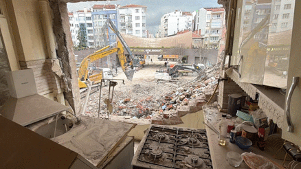8 katlı binanın yıkımında önce iş yerinin duvarı sonra bir evin duvarı yıkıldı Kaç gündür ev beşik gibi sallanıyor