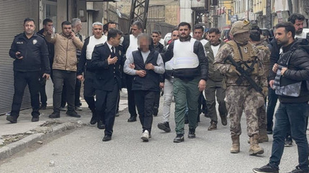 Gaziantepte korku dolu anlar: 3 kişiyi silahla rehin aldı, kız arkadaşını yaraladı Operasyonla yakalandı