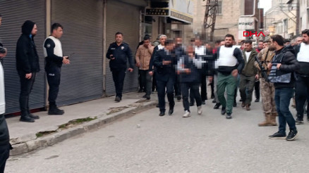 Polisleri görünce 5 kişiyi rehin alan cezaevi firarisi, ikna edilip gözaltına alındı