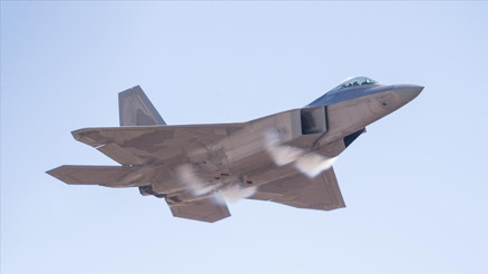 İrlandada bir kişi, Amerikan uçağına baltayla saldırdı