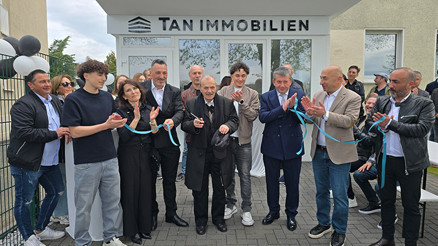 Duisburg’da emlak ofisine görkemli açılış