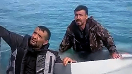 Tekne su almaya başladı, 3 balıkçı ölümden döndü