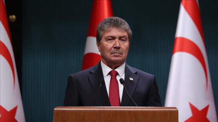 KKTC Başbakanı Üstelden GKRY’deki Paskalya kutlamalarında Türk bayrağına çirkin saldırıya tepki