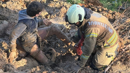 Bisikletiyle çamura saplanan çocuk, devriye gezen polis ekipleri sayesinde kurtuldu