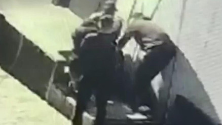 Taksimde kendinden geçen kişiyi gözlerine kestirmişlerdi: Amaçlarına ulaşamadan yakalandılar