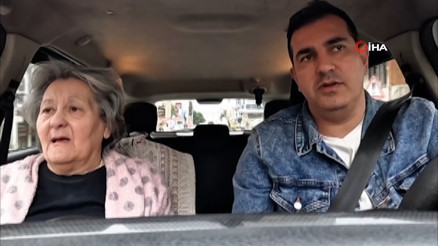 Yaşlı kadın evinin yolunu kaybetti, yardımsever taksici ailesine kavuşturdu